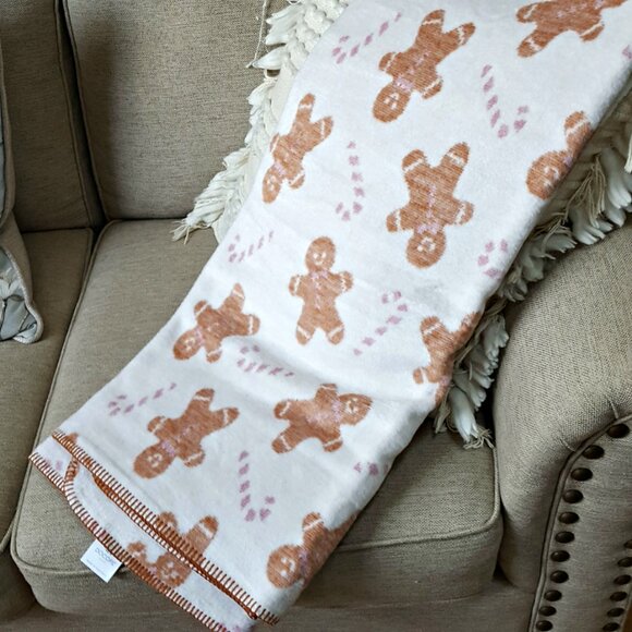 NEW! EXQUISITE Gingerbread MAN REVERSIBLE THROW BLANKET - Picture 5 of 6